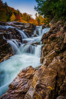 Sonbahar renk ve Kancamagus Hig üzerinde kayalık Gorge, şelale