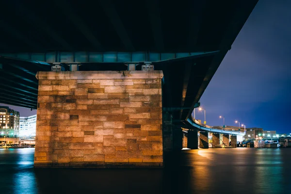 在夜晚，在华盛顿桥直流. — 图库照片
