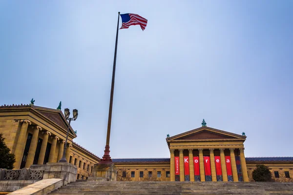 Drapeau américain et extérieur du Musée d'Art de Philadelphie — Photo