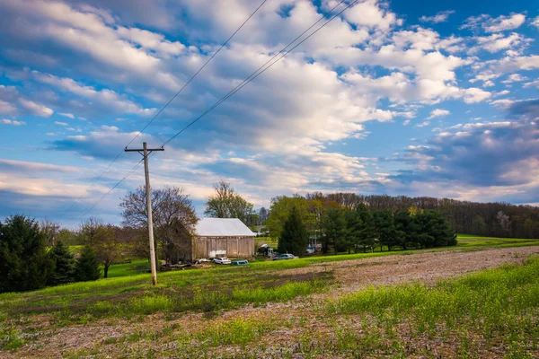 Αχυρώνα και πεδία στην αγροτική York County, Πενσυλβανία. — Φωτογραφία Αρχείου
