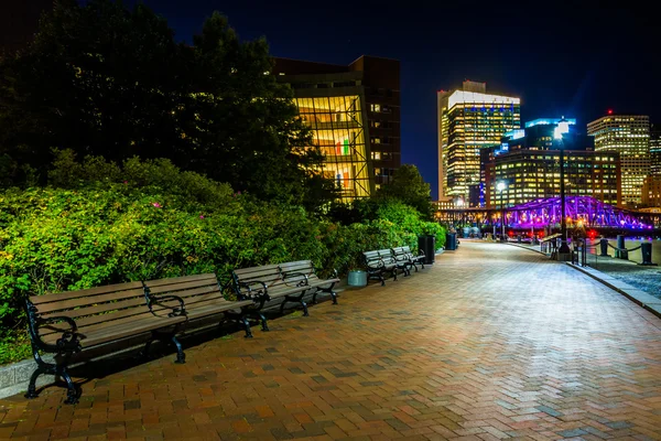 Bancs le long du Harborwalk la nuit à Boston, Massachusetts . — Photo