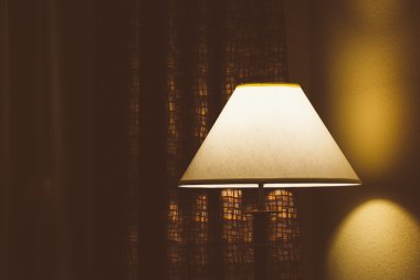 bir otel odasında lamba.