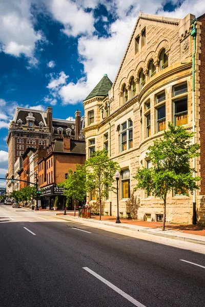 Buildings along Charles Street in Baltimore, Maryland. — Stock Photo, Image