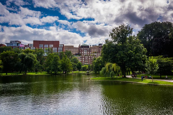 Buildings and a pond in the Public Garden in Boston, Massachuset — Stock Photo, Image