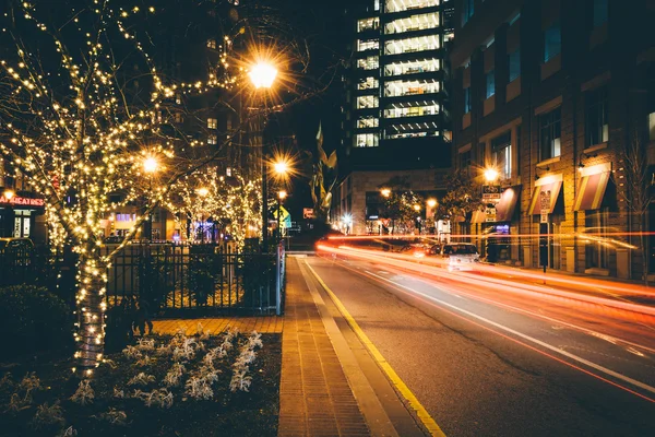 Luces de Navidad en los árboles y el tráfico a lo largo de una calle en el puerto E — Foto de Stock