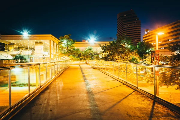 Pasarela elevada y edificios por la noche en Baltimore, Maryland . — Foto de Stock