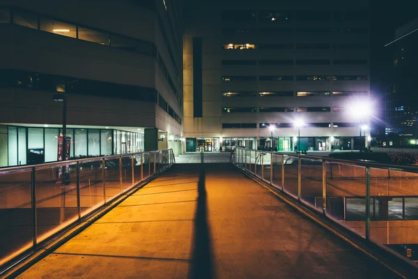 Elevated walkway and buildings at night in Baltimore, Maryland. — Stock Photo, Image