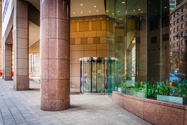 Entrance to a modern building in downtown Baltimore, Maryland. — Stock Photo, Image