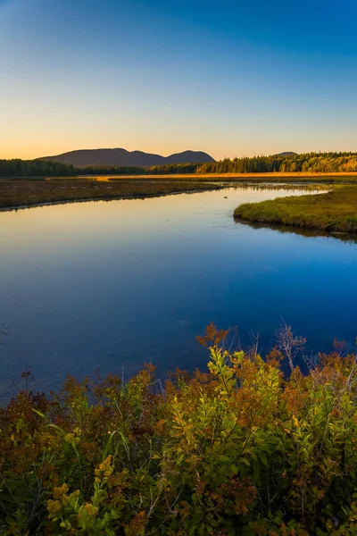 Kvällsljus på en ström och bergen nära Tremont, i Acadia — Stockfoto