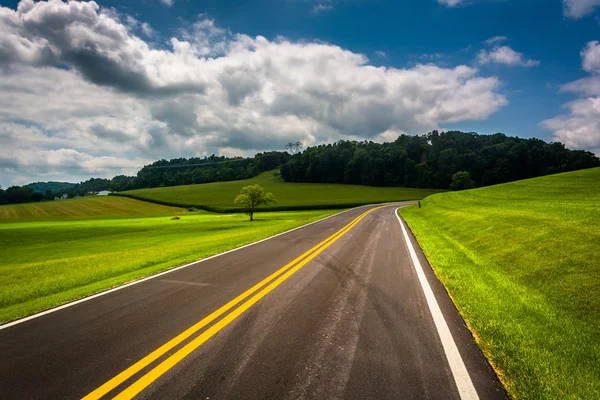 Campos agrícolas a lo largo de una carretera rural en el condado de Carroll rural, Maryla — Foto de Stock