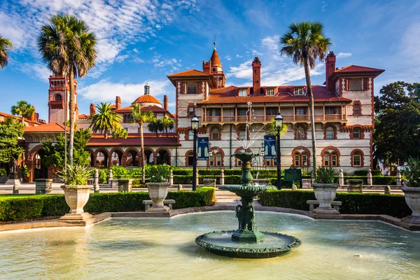 Fountains and Ponce de Leon Hall in St. Augustine, Florida. — Stock Photo, Image