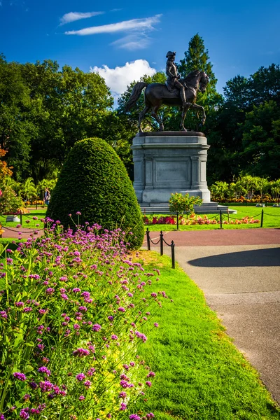 Flores y estatua de George Washington en el Commons en Boston — Foto de Stock