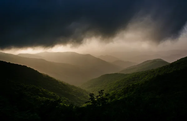 Wazige avond uitzicht van de Blue Ridge Mountains van de blauwe Ridg — Stockfoto