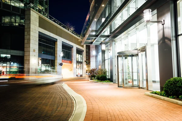 Moderne gebouwen langs een straat in baltimore, maryland's nachts. — Stockfoto