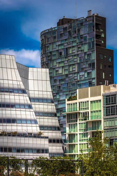Modern épületek látható a High Line in Manhattan, New York. — Stock Fotó