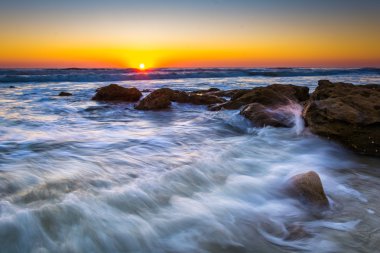 Kayalar ve Palm Coast gündoğumu, Atlas Okyanusu'nda dalgalarda, 