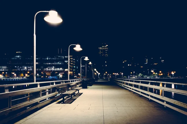 Pier 34-gece, Manhattan, new York'ta hudson Nehri. — Stok fotoğraf