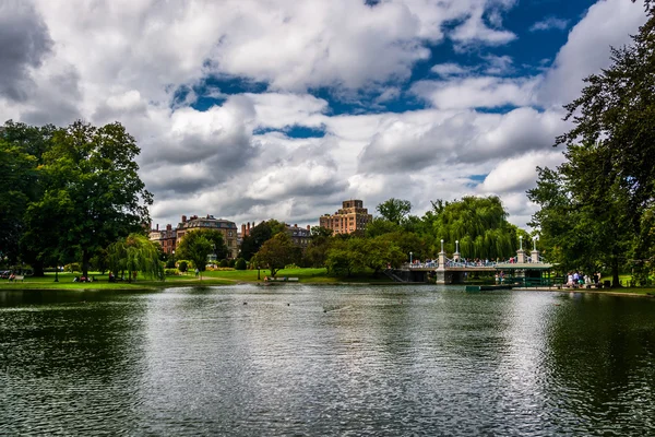 Lagoa no Jardim Público em Boston, Massachusetts . — Fotografia de Stock