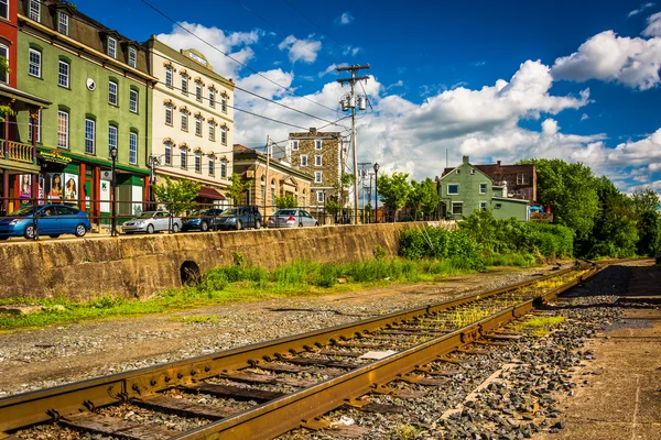 Järnvägsspåren och byggnader på huvudgatan i phillipsburg, ne — Stockfoto