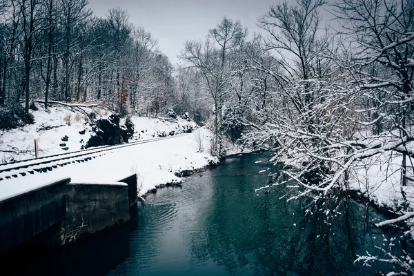 Binari ferroviari e torrente durante l'inverno, in rurale Carroll Co — Foto Stock