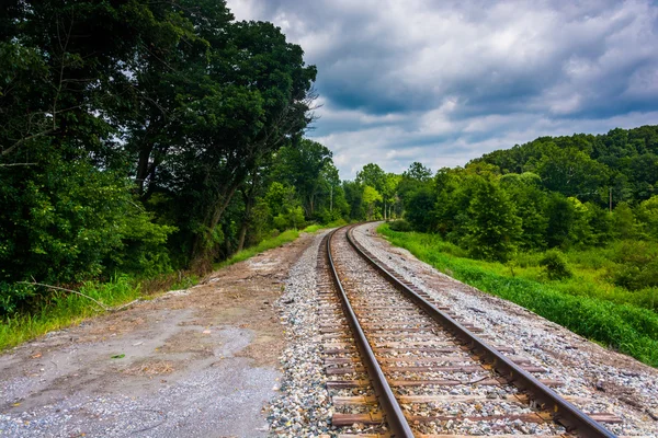Järnvägsspåren i landsbygdens Carroll County, Maryland. — Stockfoto