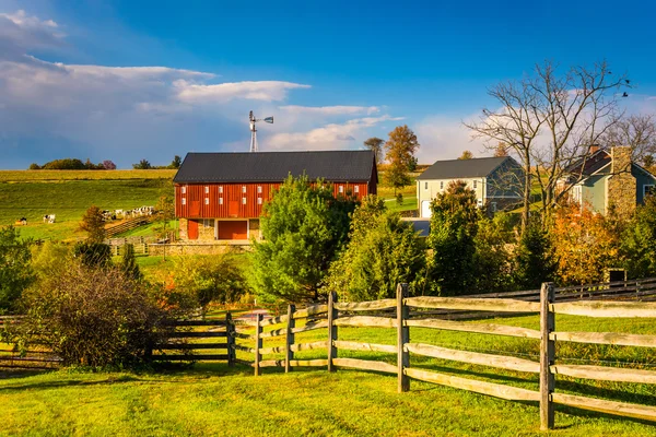 Granero rojo en una granja en el condado rural de York, Pensilvania . — Foto de Stock