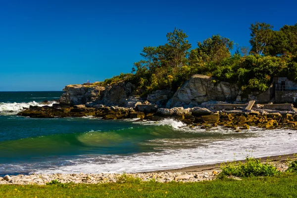 Costa rocosa y olas en el Océano Atlántico en Fort Williams Par — Foto de Stock