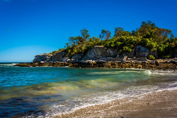 Rotsachtige kust en golven in de Atlantische Oceaan op Fort Williams Par — Stockfoto