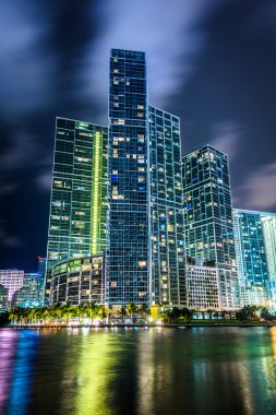 Gökdelenler, gece, şehir Miami Miami Nehri boyunca