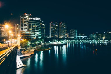 N Royal Palm köprüden görülen West Palm Beach manzarası