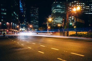 Geceleri, Boston rowes wharf yakınındaki Atlantik Caddesi üzerinde trafik,
