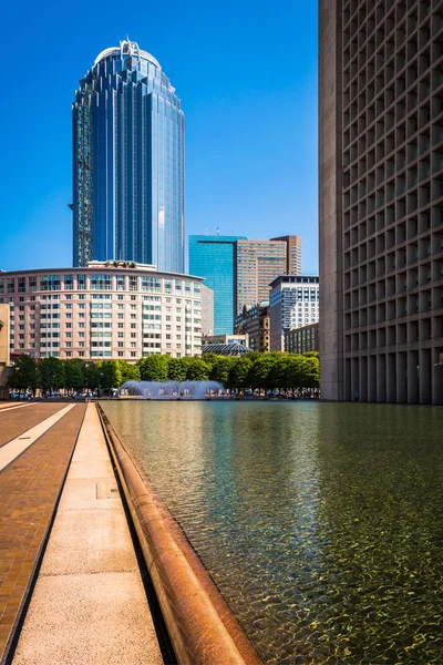 Rascacielos y piscina reflectante visto en Christian Science Plaza — Foto de Stock