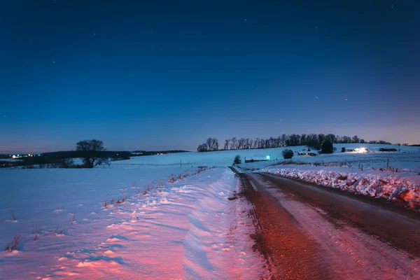 Campos cubiertos de nieve a lo largo de un camino de tierra por la noche, en York Co rural — Foto de Stock