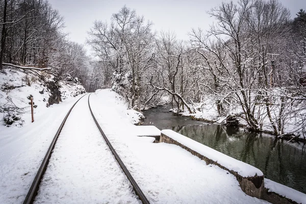 Percorsi ferroviari innevati e un torrente nella contea rurale di Carroll — Foto Stock