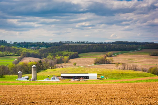 Våren Visa gård fält och kullar i york county, penna — Stockfoto