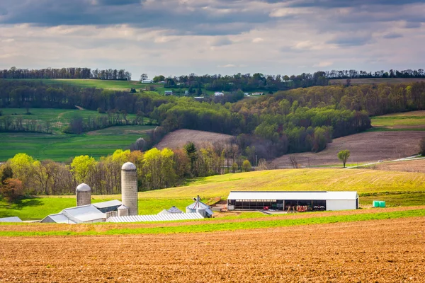 Jarní pohled na zemědělských polí a zvlněné kopce v york county, pero — Stock fotografie