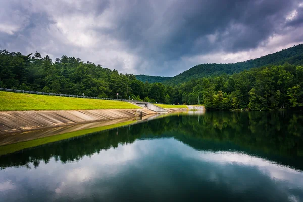 Nubes de tormenta reflejándose en el lago Unicoi, en el Parque Estatal Unicoi, Ge — Foto de Stock