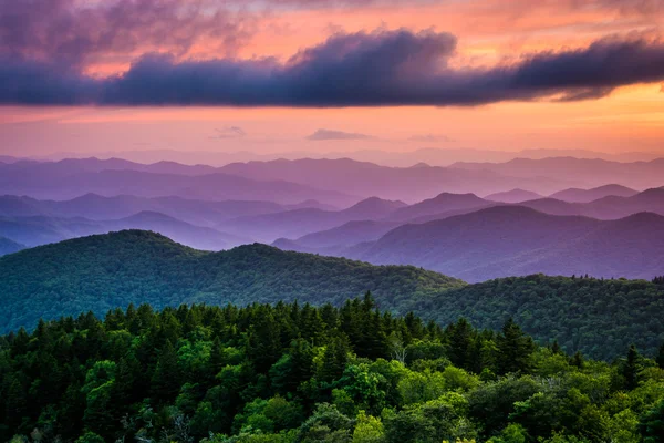 Puesta de sol desde las montañas Cowee Vista, en el Blue Ridge Parkway — Foto de Stock