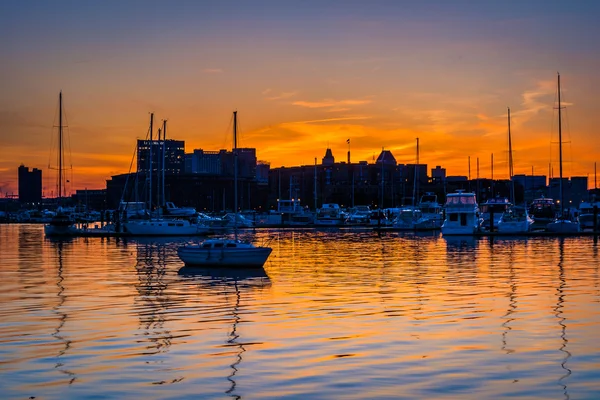 Coucher de soleil sur une marina à Baltimore, Maryland . — Photo