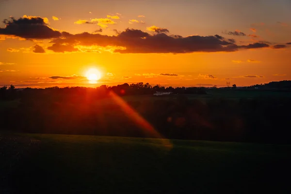 Západ slunce nad poli a kopce ve venkovských York County (Pensylvánie) — Stock fotografie