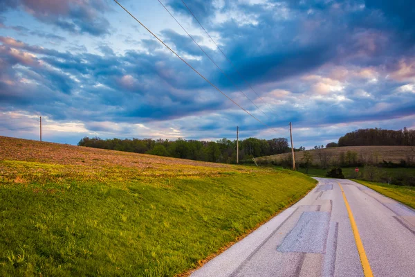 Solnedgång himlen över en landsväg på landsbygden York County, Pennsylvani — Stockfoto