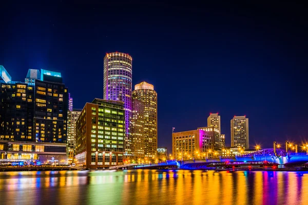 Die Skyline von Boston bei Nacht, vom Fort Point aus gesehen, Boston, Massa — Stockfoto