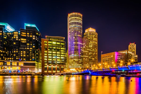 The Boston skyline at night, seen from Fort Point, Boston, Massa — Stock Photo, Image