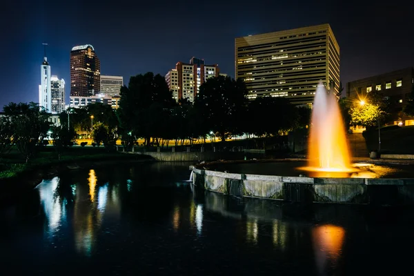 The Charlotte skyline and fountain seen at Marshall Park, in Cha — Stock Photo, Image