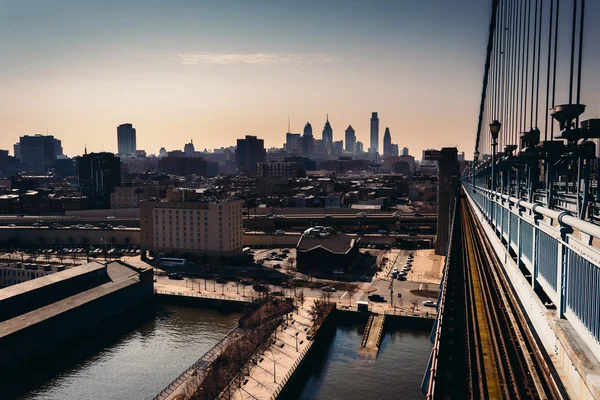 The Delaware River and skyline seen from the Ben Franklin Bridge — Stock Photo, Image