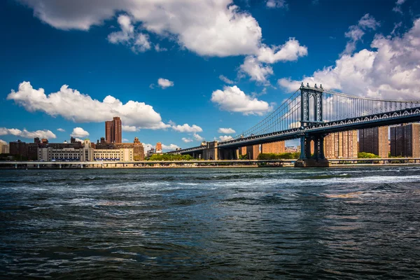 Die manhattan bridge, gesehen vom brooklyn bridge park, brooklyn, — Stockfoto