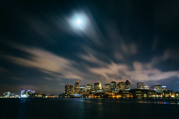 De maan en de wolken die bewegen door de hemel over de boston skyli — Stockfoto