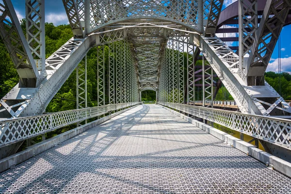 El viejo puente de la carretera de Paper Mill sobre el embalse de Loch Raven en Balt — Foto de Stock