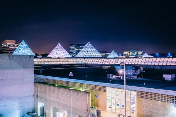 The roof of a mall at night, in Columbia, Maryland. — Stock Photo, Image