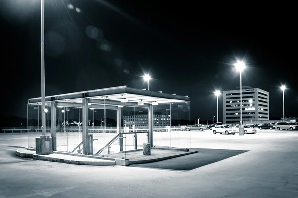 The roof of a parking garage at night, in Columbia, Maryland. — Stock Photo, Image